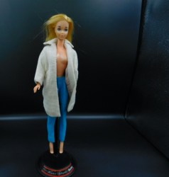 915 BARBIE PEACHY FLEECY COAT 1959 - 61, FELT HAT,, BROWN MULES OR PLASTIC GLOVE